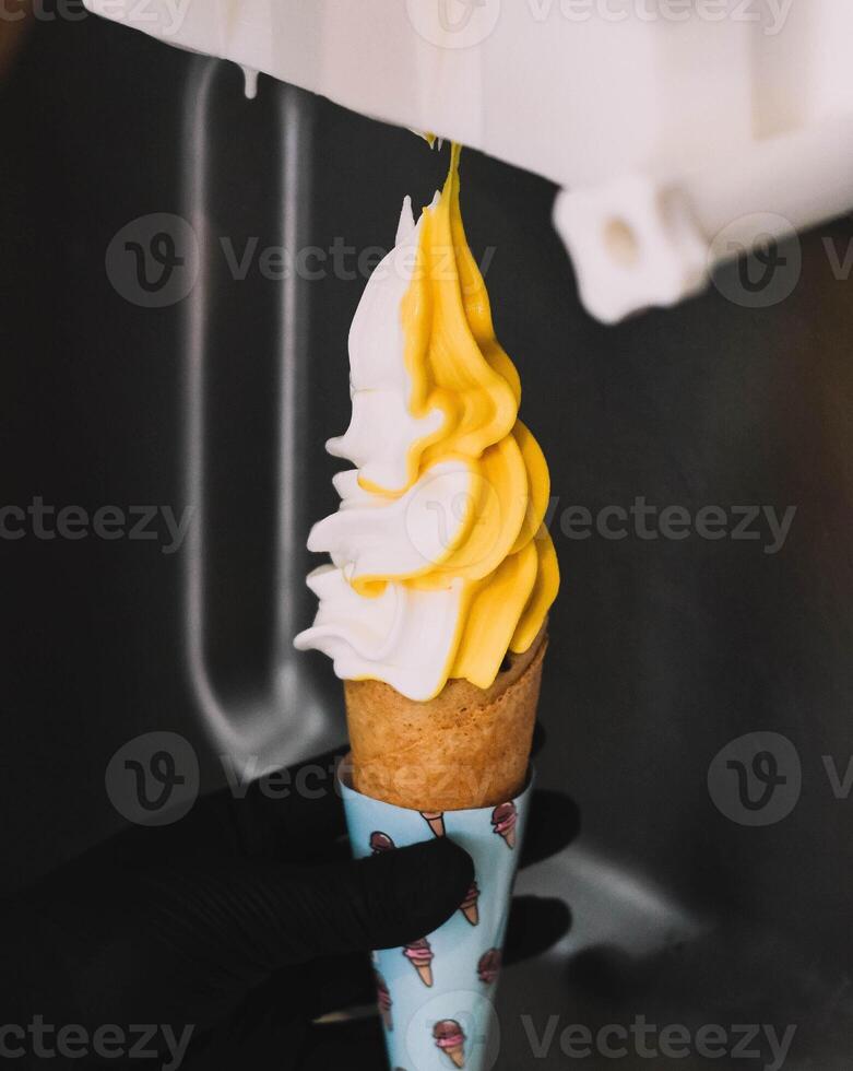 gezond yoghurt ijs crèmes met verschillend toppings foto