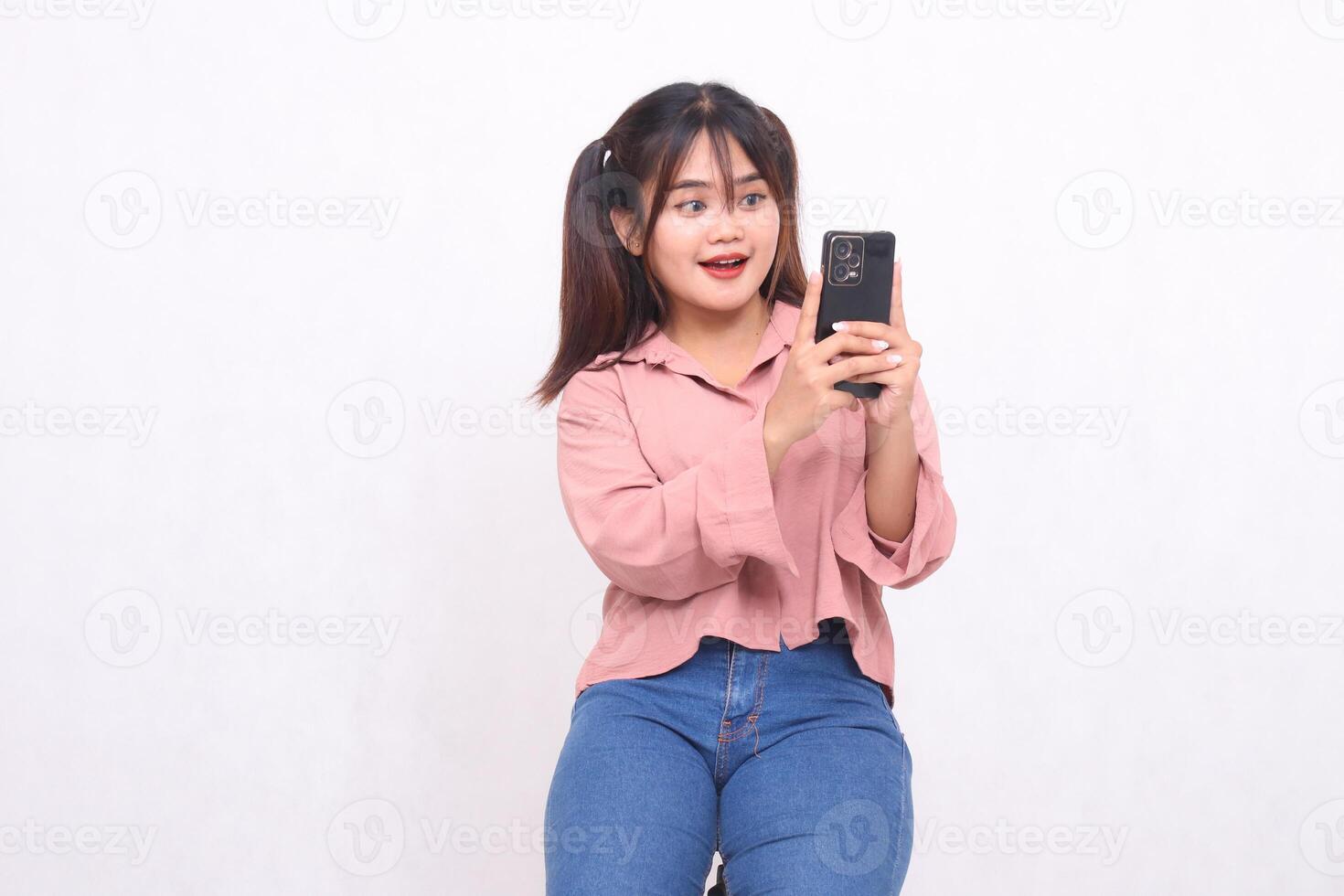 bedrijf, financiën en werk verbetering projecten geslaagd Aziatisch zakenman vrolijk professioneel elegant vrouw Holding mobiel telefoon geschokt glimlach Aan wit achtergrond foto