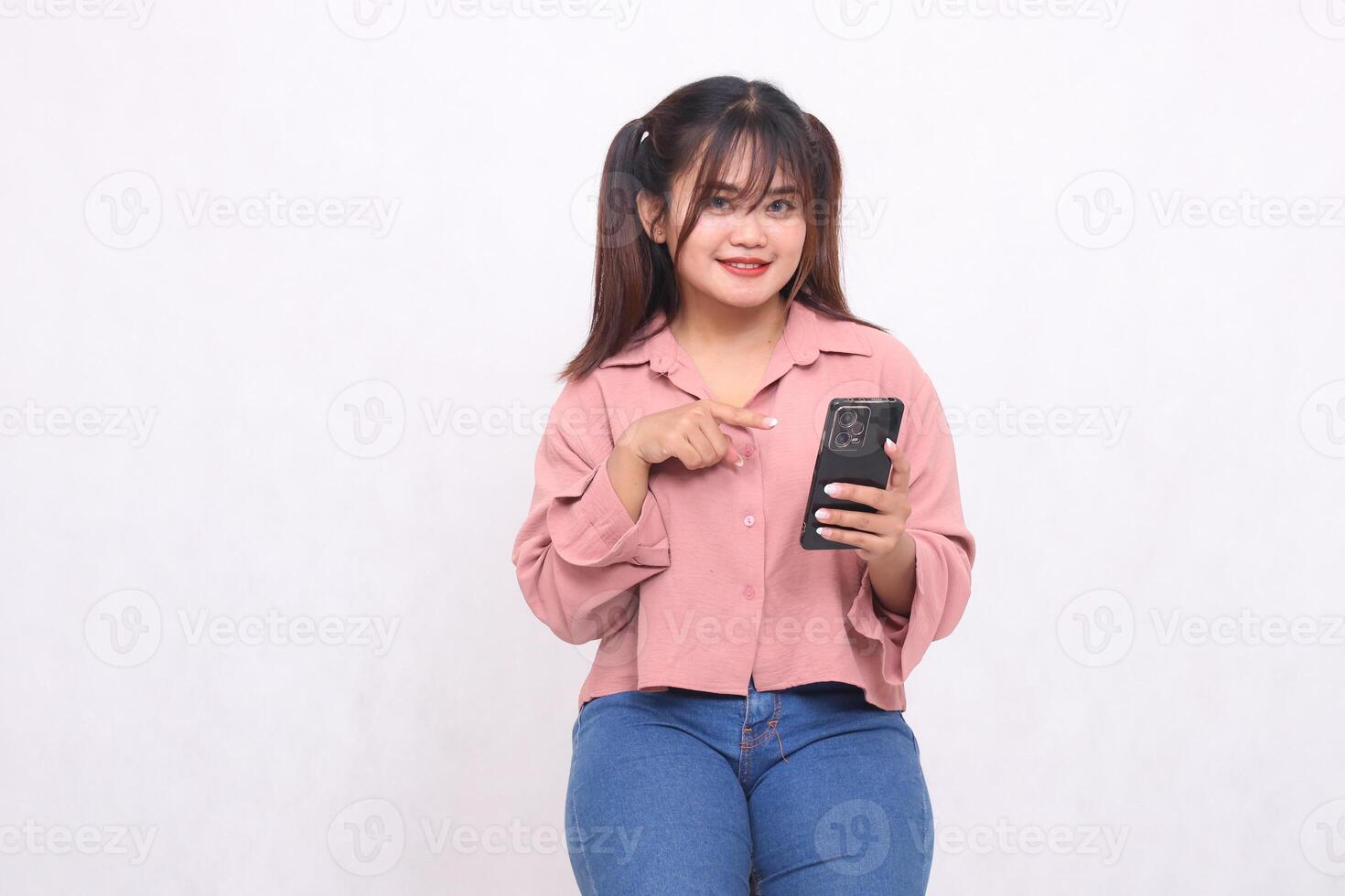 bedrijf, financiën en werk verbetering projecten geslaagd Aziatisch zakenman vrolijk professioneel elegant vrouw Holding mobiel telefoon richten apparaatje glimlachen Aan wit achtergrond foto