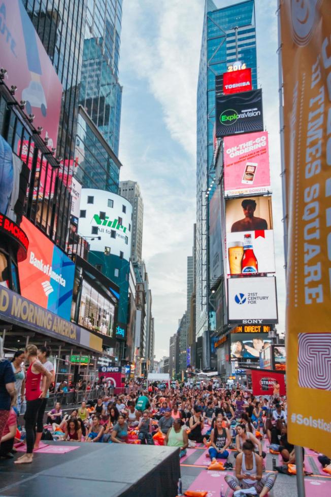New York City, Verenigde Staten - 21 juni 2016. mensen in de yoga jaarlijkse concentratie op de zomerzonnewende in Times Square, iconisch symbool van New York City en de Verenigde Staten van Amerika foto