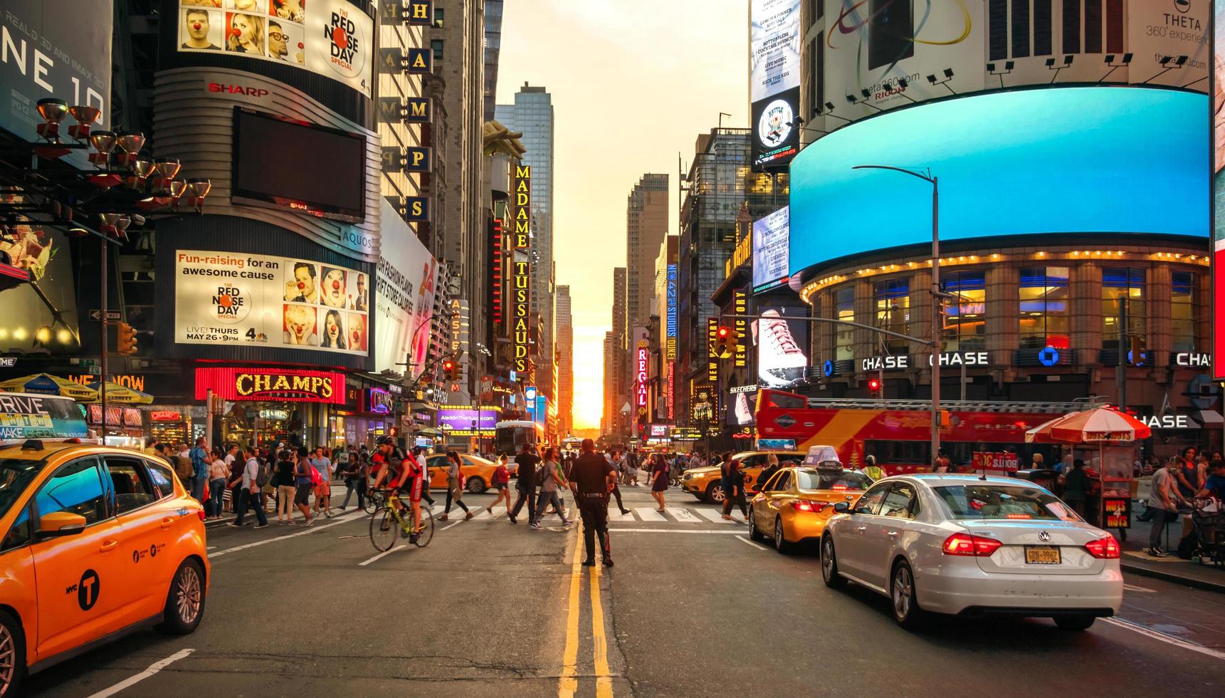 new york city, ny, usa - 21 juni 2016. politie die verkeer en mensen controleert in 7th avenue en 42nd street kruising van manhattan foto