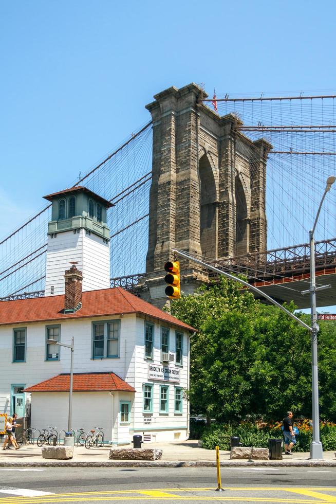 New York City, Verenigde Staten - 21 juni 2016. Brooklyn Bridge in de zomer met Manhattan Bridge op de achtergrond foto