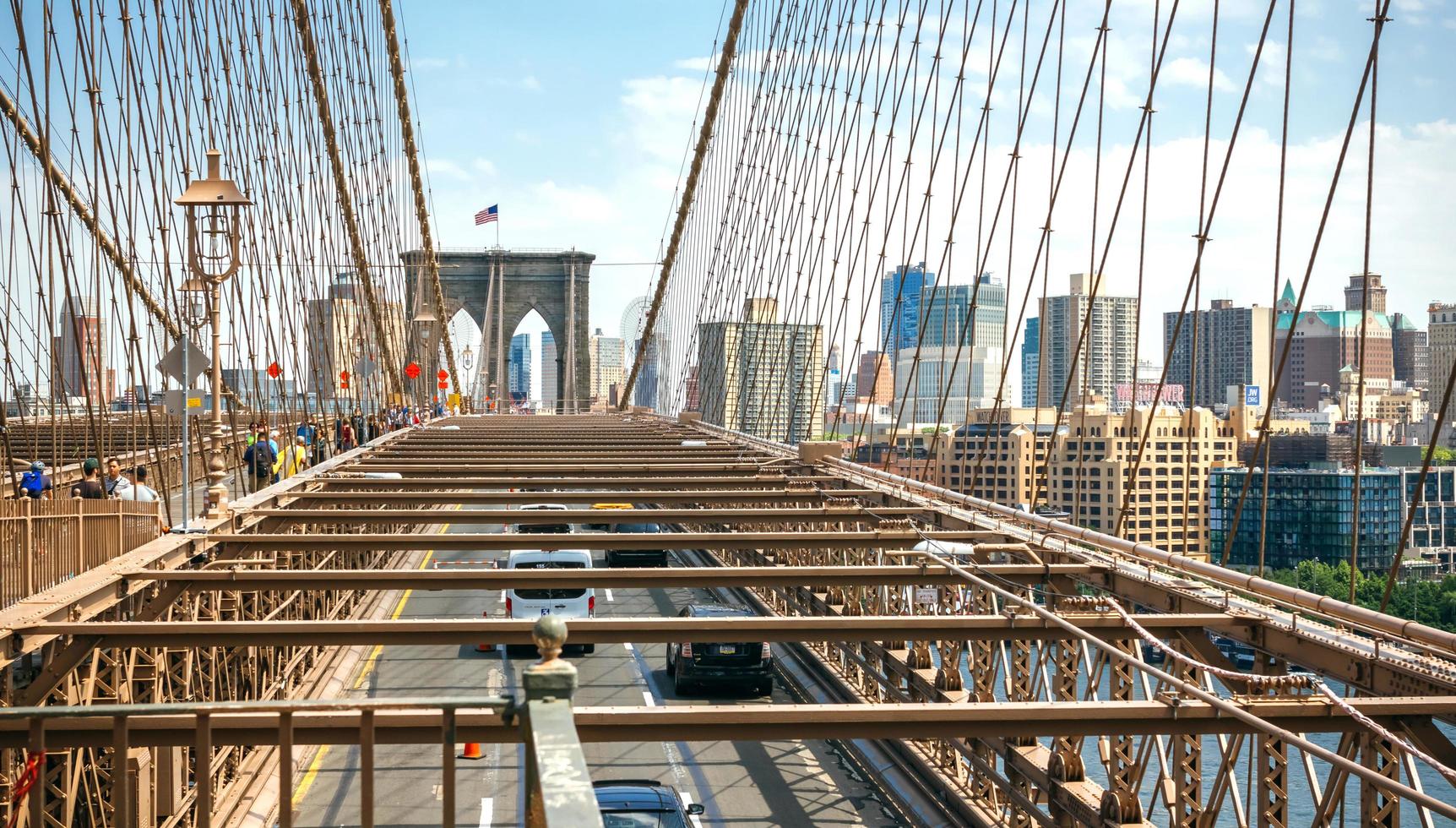 new york city, usa - 21 juni 2016. verkeer op de weg door brooklyn bridge met de skyline van manhattan op de achtergrond, in new york city foto