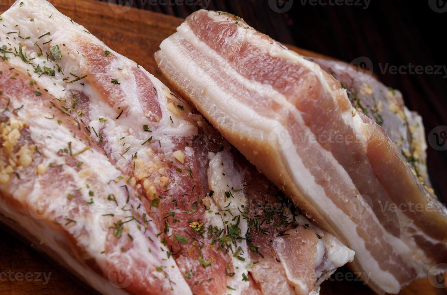 smakelijk zout reuzel met lagen van vlees. gezouten reuzel met knoflook en kruiden. foto