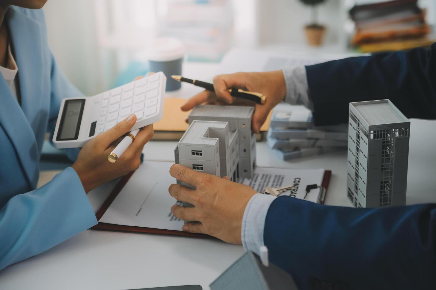 makelaar sprak over de voorwaarden van de koopovereenkomst voor het huis en vroeg de klant om de documenten te ondertekenen om het contract legaal, woningverkoop en woningverzekeringsconcept te maken. foto