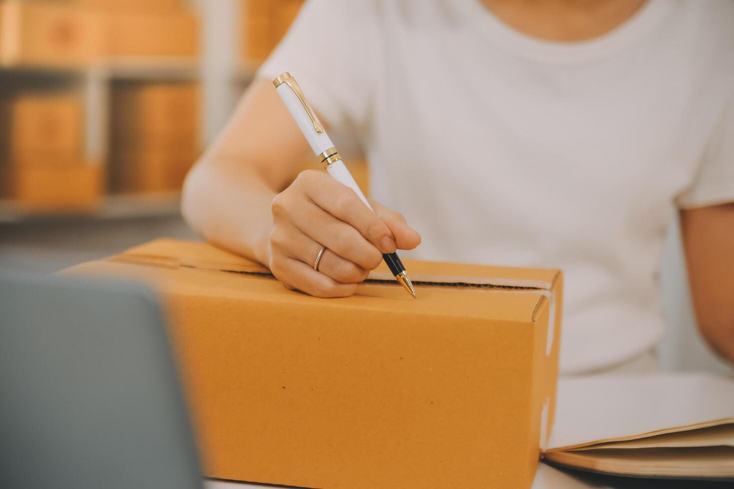 opstarten klein bedrijf ondernemer MKB, Aziatisch vrouw te ontvangen bestellen Aan telefoon. succes jong Aziatisch klein bedrijf eigenaar huis kantoor, online verkopen afzet levering, mkb e-commerce telemarketing concept foto