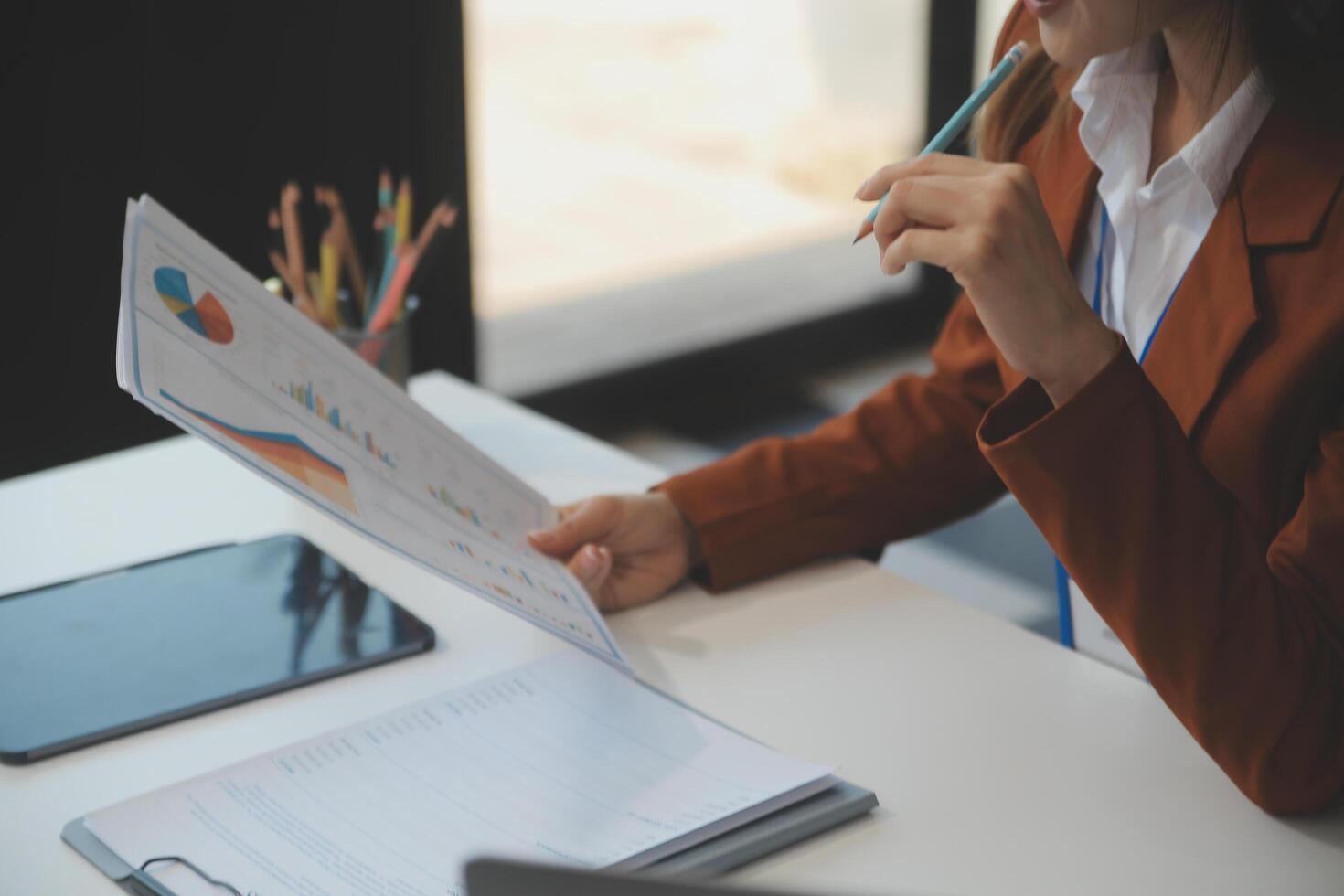 vrouw zittend Bij bureau en werken Bij computer handen dichtbij omhoog foto