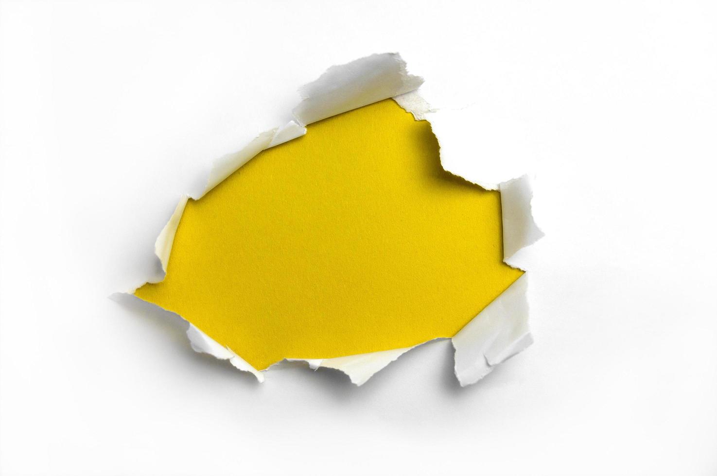 wit gescheurd papier op gele achtergrond foto