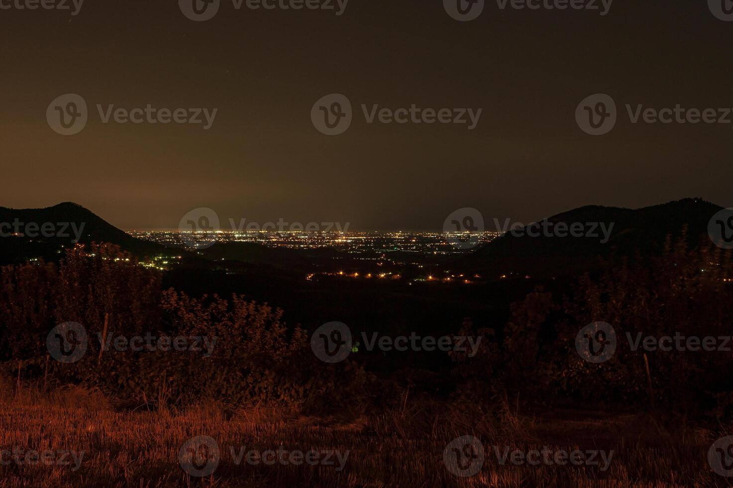 nacht panorama van de euganean heuvels in Italië foto