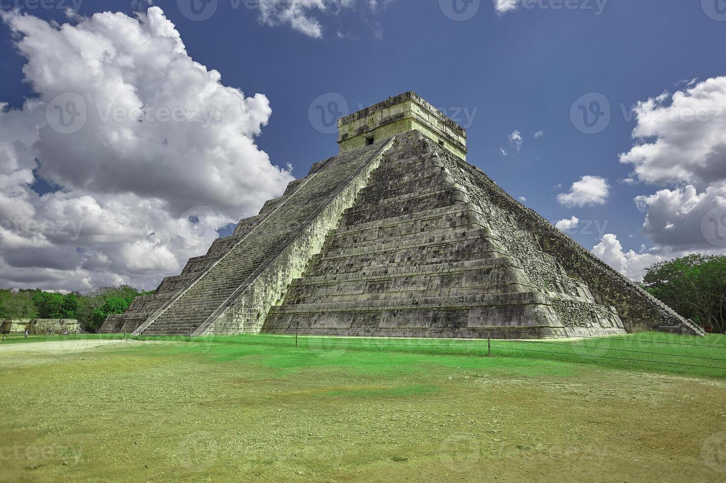 zicht op driekwart van de piramide van chichen itza foto