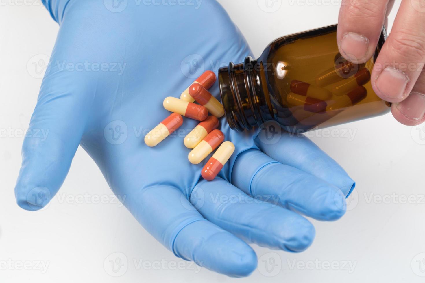 tabletten en chirurgische handschoen foto