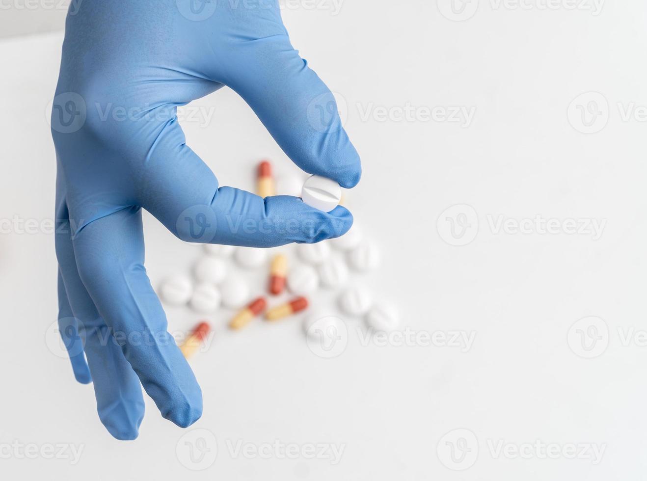 medicatie pillen vasthouden met chirurgische handschoen foto