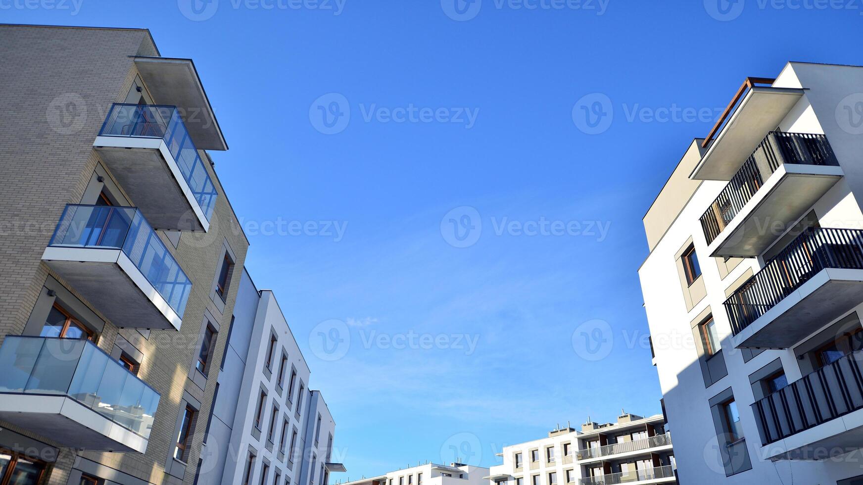 modern appartement gebouw in zonnig dag. buitenkant, woon- huis facade. woon- Oppervlakte met modern, nieuw en elegant leven blok van flats. foto