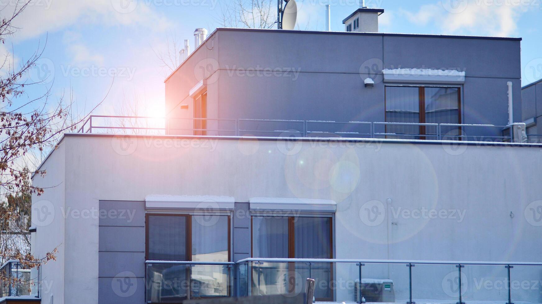 nieuw bouwen single familie huis. buitenwijk Oppervlakte met modern meetkundig familie huis. foto