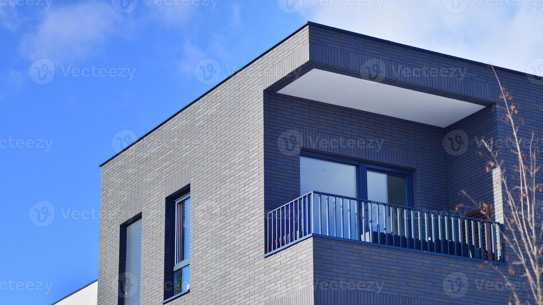 modern appartement gebouw in zonnig dag. buitenkant, woon- huis facade. woon- Oppervlakte met modern, nieuw en elegant leven blok van flats. foto