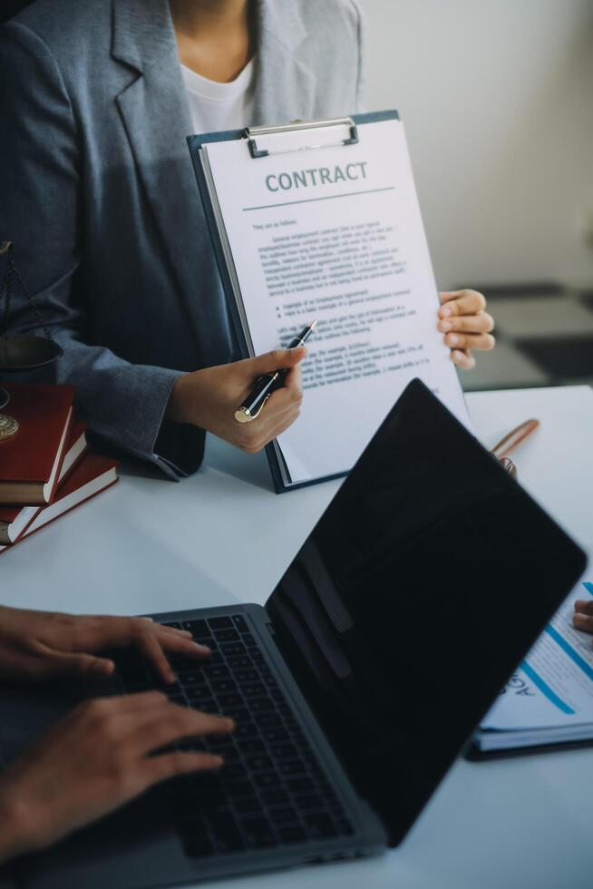 zakenman en advocaat bespreken het contractdocument. verdrag van de wet. teken een contract bedrijf. foto