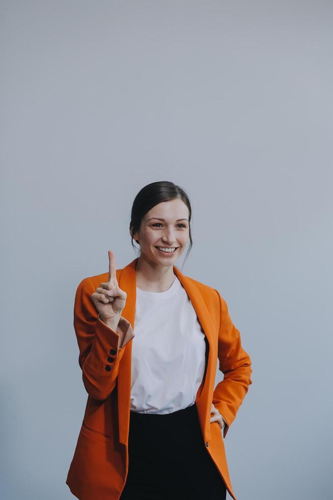 een jong Aziatisch vrouw met een gelukkig geslaagd uitdrukking vervelend wit overhemd geïsoleerd door wit achtergrond foto