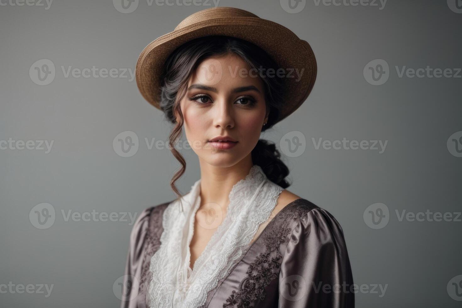 mooi vrouw met lang haar- en bedenken foto