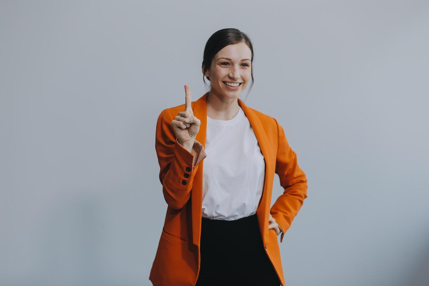 een jong Aziatisch vrouw met een gelukkig geslaagd uitdrukking vervelend wit overhemd geïsoleerd door wit achtergrond foto