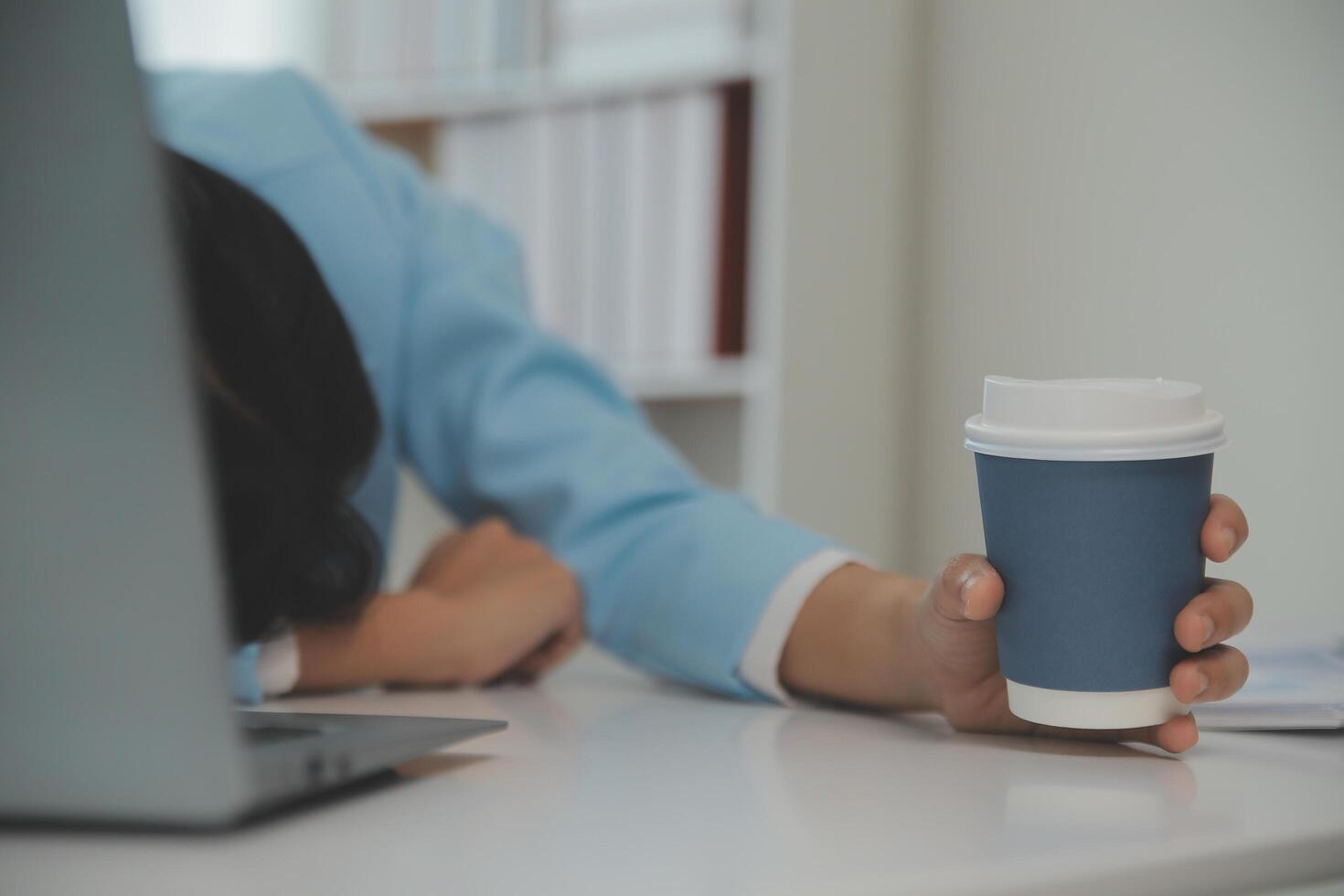 moe tiener meisje wrijven droog prikkelbaar ogen voelen oog spanning spanning migraine na computer werk, uitgeput jong Aziatisch vrouw leerling verlichtend hoofdpijn pijn, slecht zwak wazig visie, gezichtsvermogen probleem foto