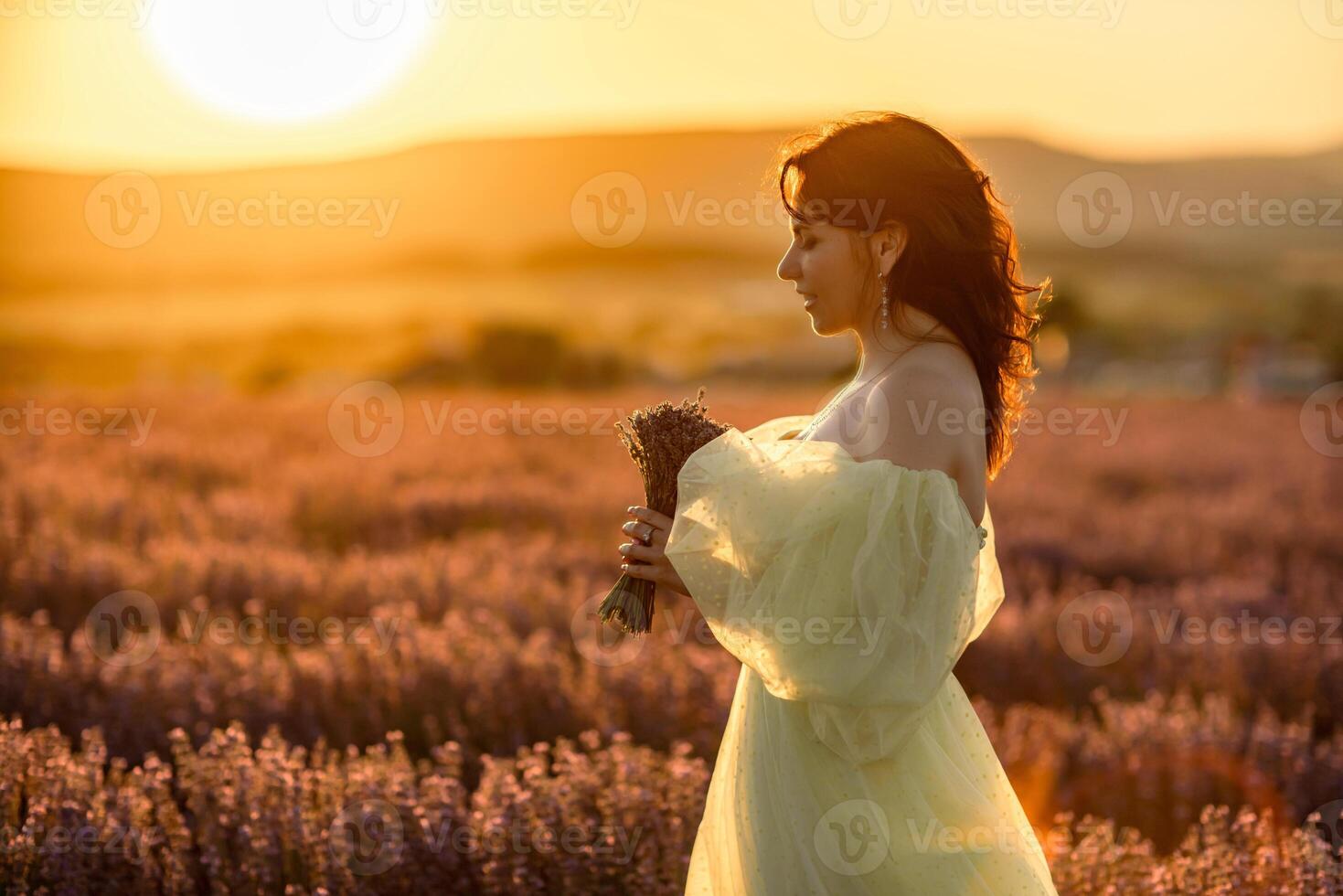 vrouw lavendel veld. gelukkig vrouw in geel jurk in lavendel veld- zomer tijd Bij zonsondergang. aromatherapie concept, lavendel olie, foto sessie in lavendel