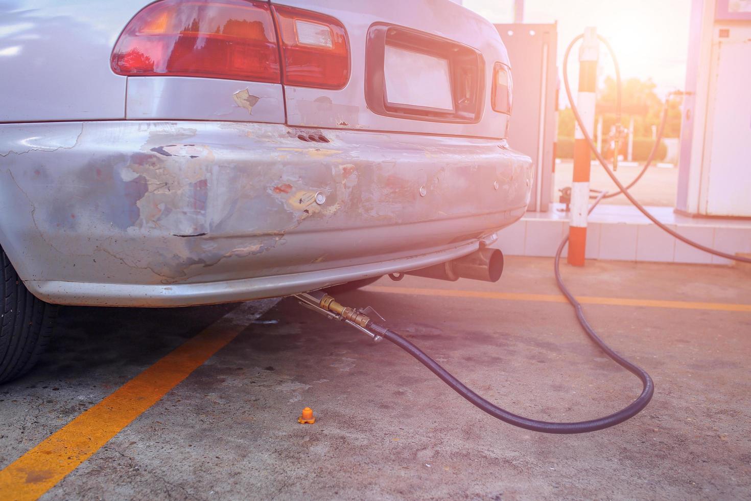 oude auto's tanken lpg-gas in tankstations. foto