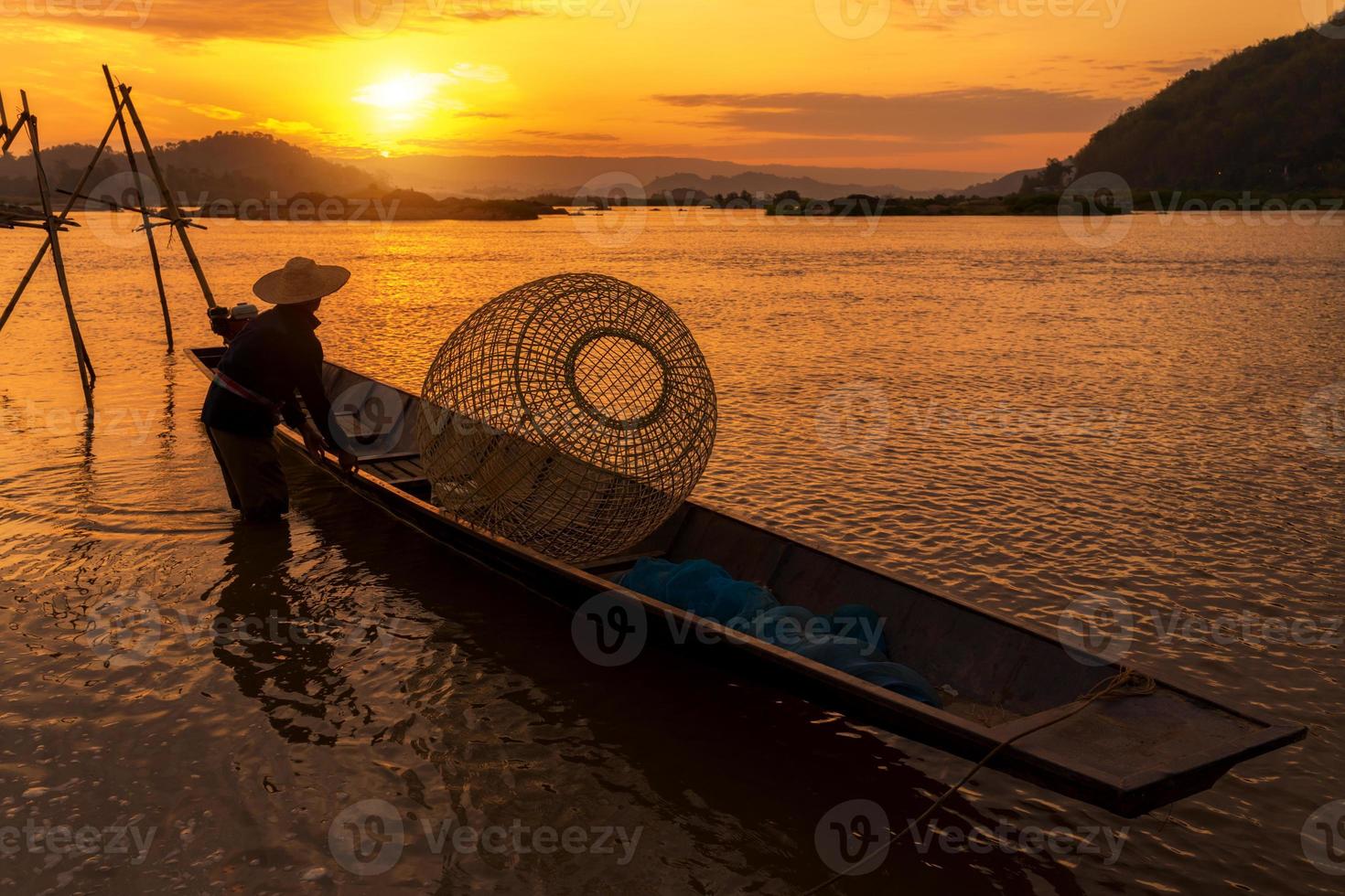 de cultuur een vissers die werken aan de mekong rivier gouden uur zonsopgang ochtendtijd. foto