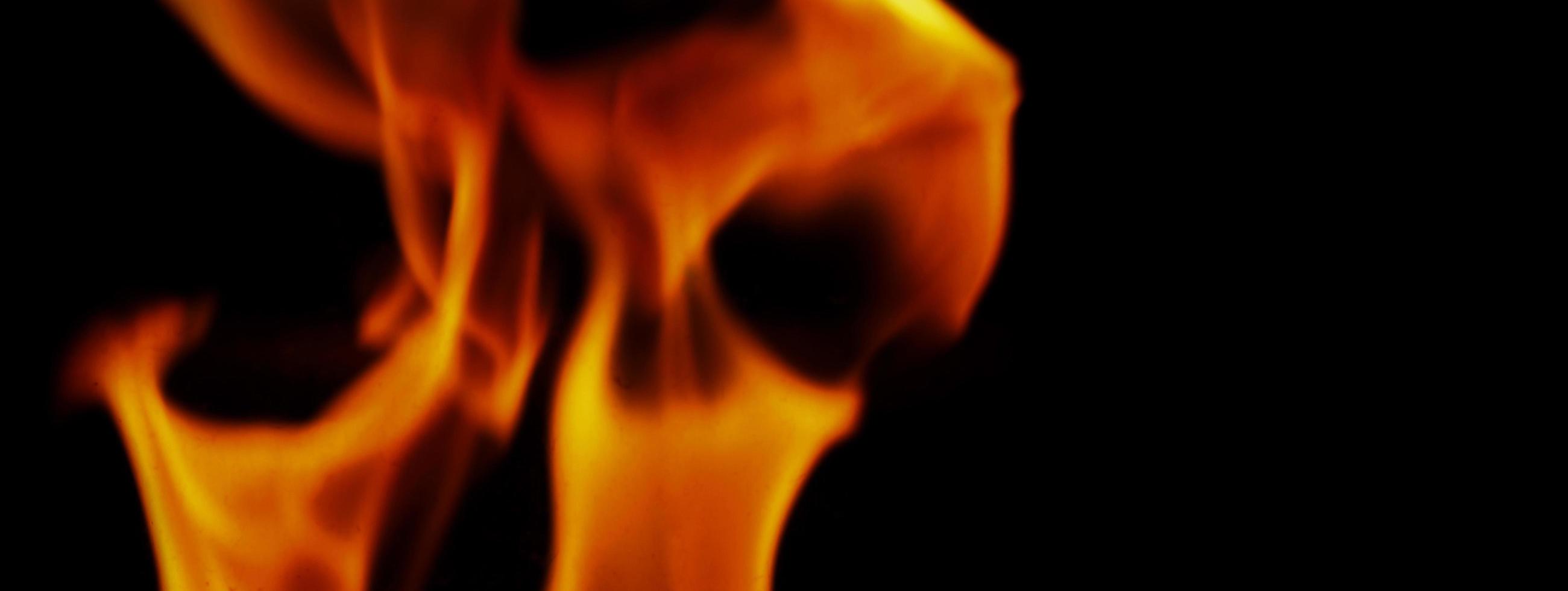 brand achtergrond. abstracte brandende vlam en zwarte achtergrond. foto