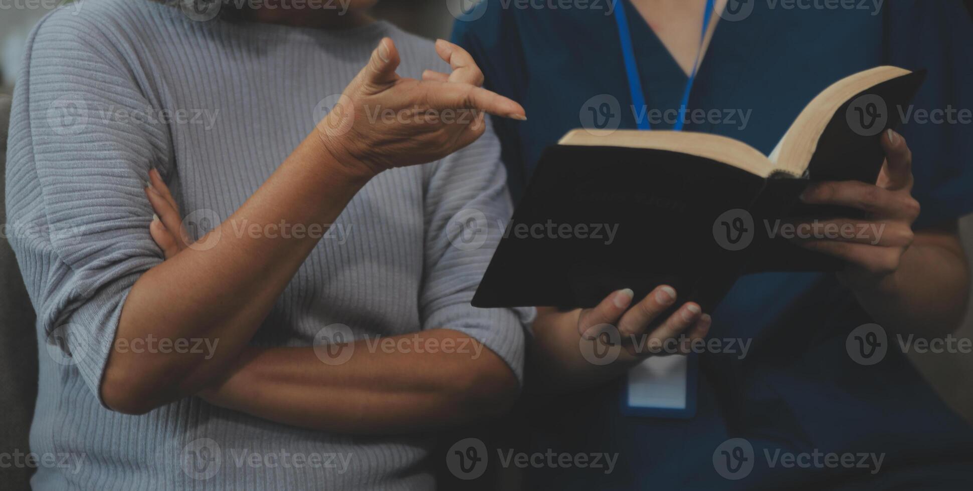 gelukkig jong vrouw verpleegster voorzien zorg medisch onderhoud helpen ondersteuning glimlachen oud grootmoeder Bij thuiszorg medisch op bezoek komen, dame verzorger dokter geven empathie aanmoedigen gepensioneerd geduldig zitten Aan sofa Bij huis ziekenhuis foto