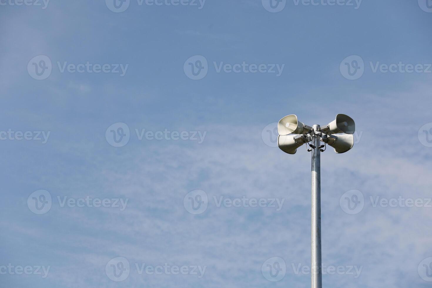 whire toeter spreker met wolk Aan blauw lucht achtergrond. foto