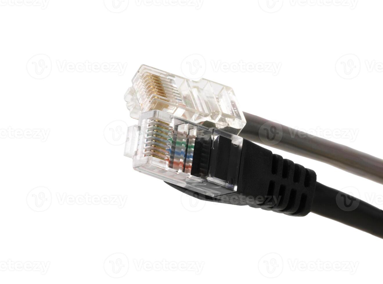 zwart en grijs netwerk kabels met gevormd rj45 plug geïsoleerd Aan wit achtergrond foto