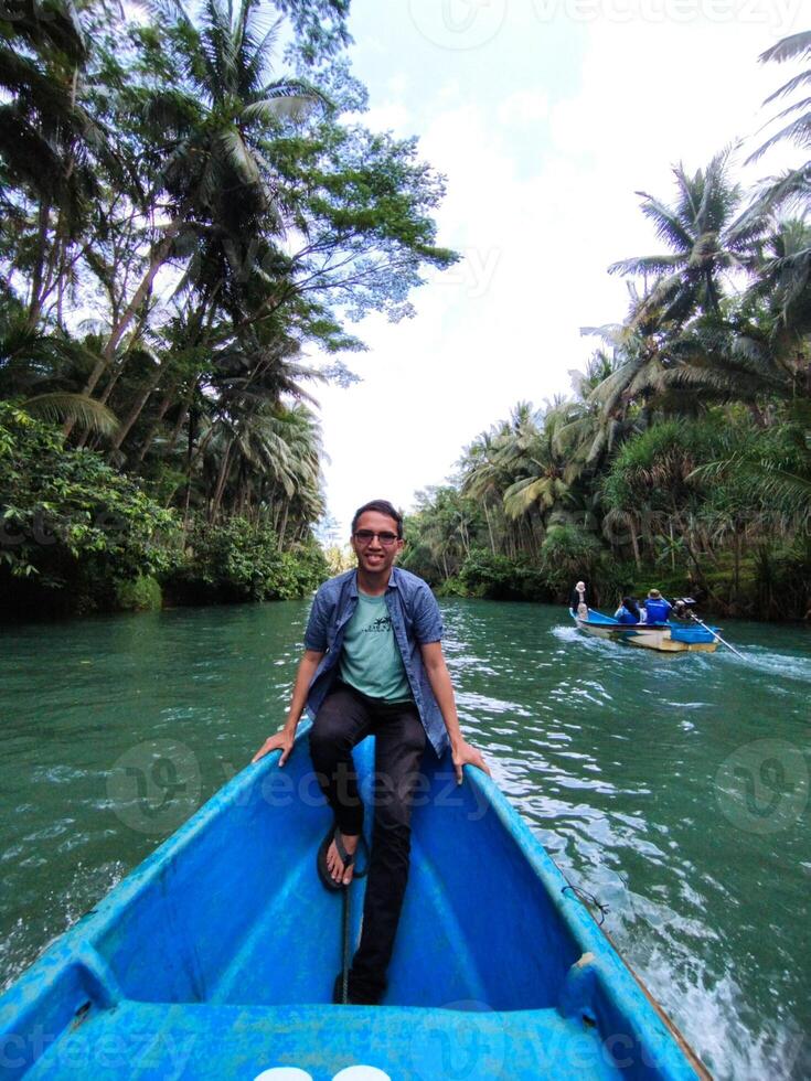 toeristen en vissers het zeilen Aan de Maron rivier, een verborgen paradijs in Pacitaans, oosten- Java, Indonesië. foto