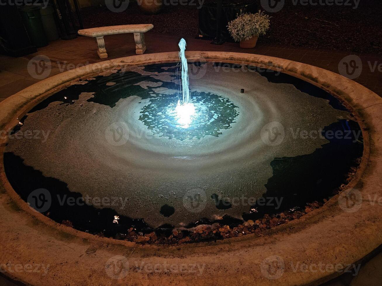 een gemakkelijk water fontein met helder lichten Bij nacht in een historisch huis en tuin foto