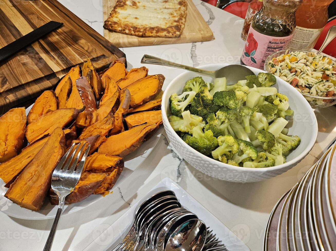 gekookt broccoli en gegrild zoet aardappel en orzo pasta salade geserveerd net zo voorgerechten voor gasten in een partij foto