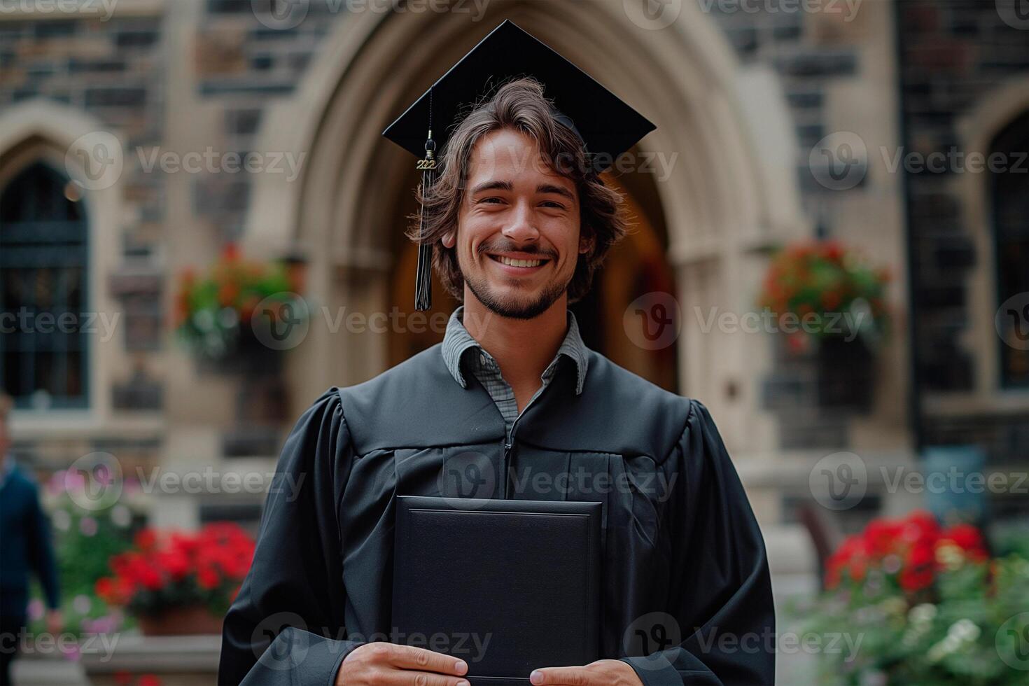 afstuderen poseren met hun mate in voorkant van hun alma mater's iconisch mijlpaal. onderwijs en diploma uitreiking concept. foto