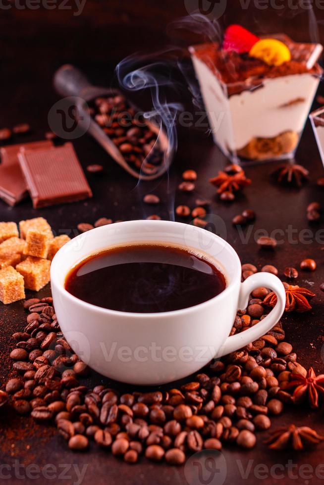 de verkwikkende koffie in de ochtend met zoetigheden foto