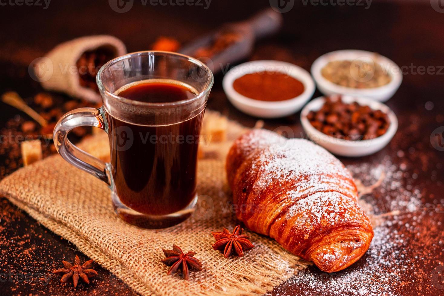 de verkwikkende koffie in de ochtend met zoetigheden foto