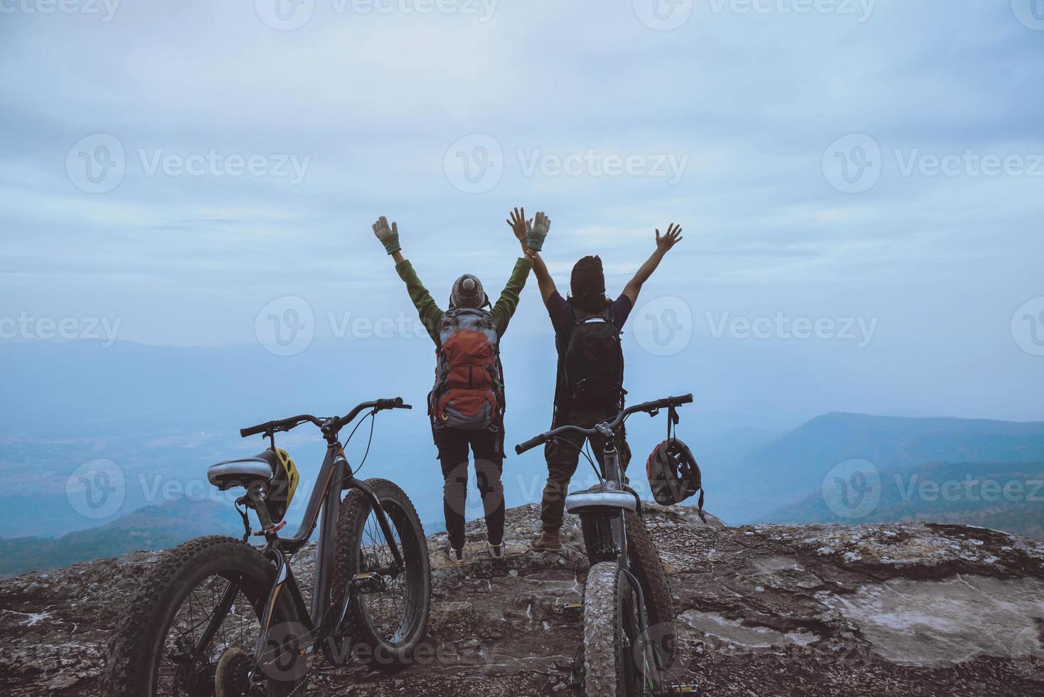 aziatische minnaar vrouwen en mannen reizen de natuur. reizen ontspannen fietsen door de wildernis in het wild. staande op een rotsachtige klif. Thailand foto