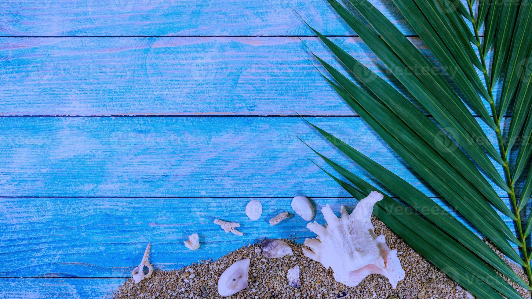 strand outfit accessoires op heldere blauwe achtergrond - zomervakantie banner, strand toerisme concept. zomer concept, reizen natuur, reizen ontspannen, strand zomer, reizen strand, tekst tafel schrijven. foto