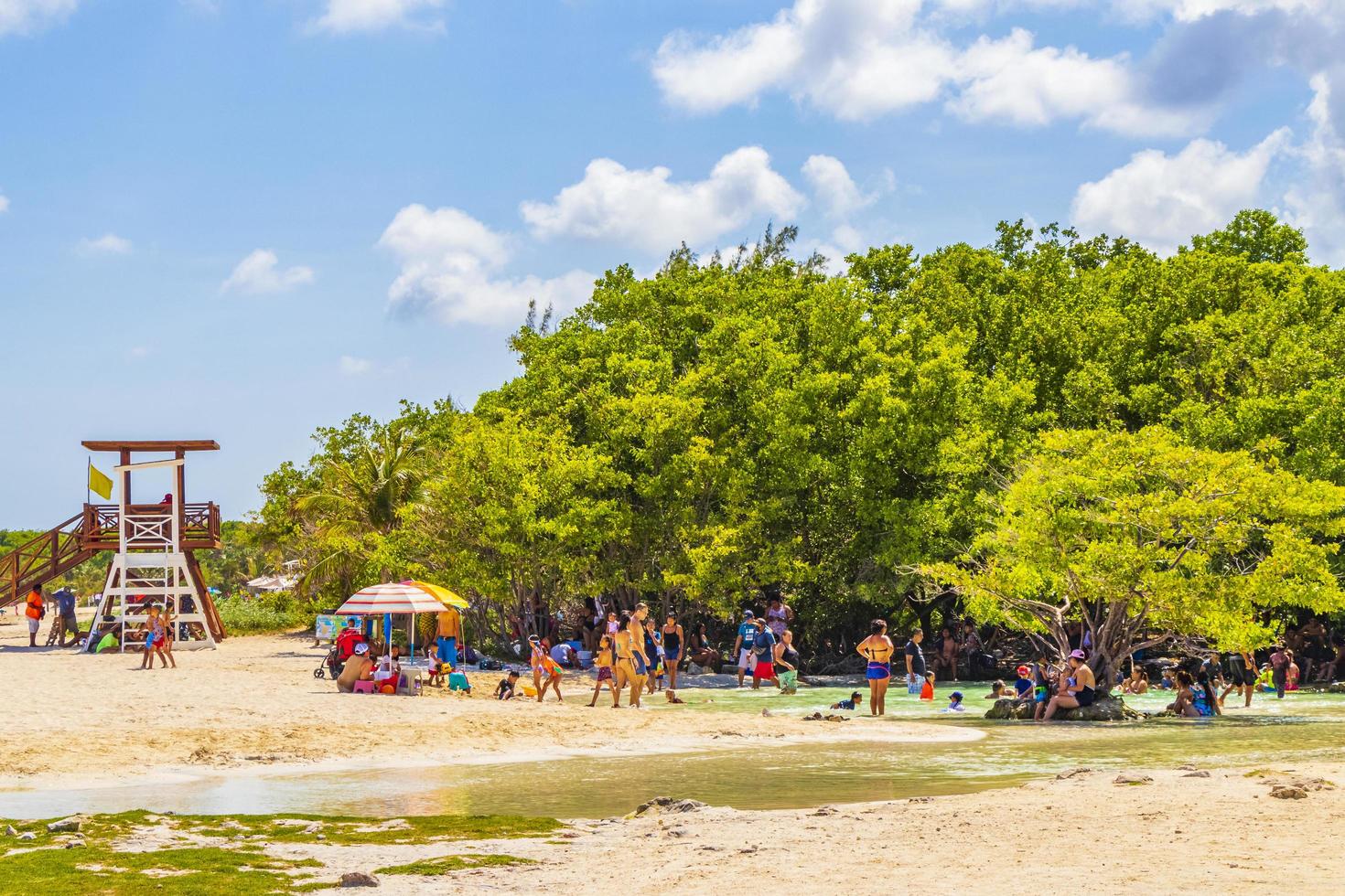 playa del carmen mexico 28 mei 2021 tropisch mexicaans strand cenote punta esmeralda playa del carmen mexico. foto