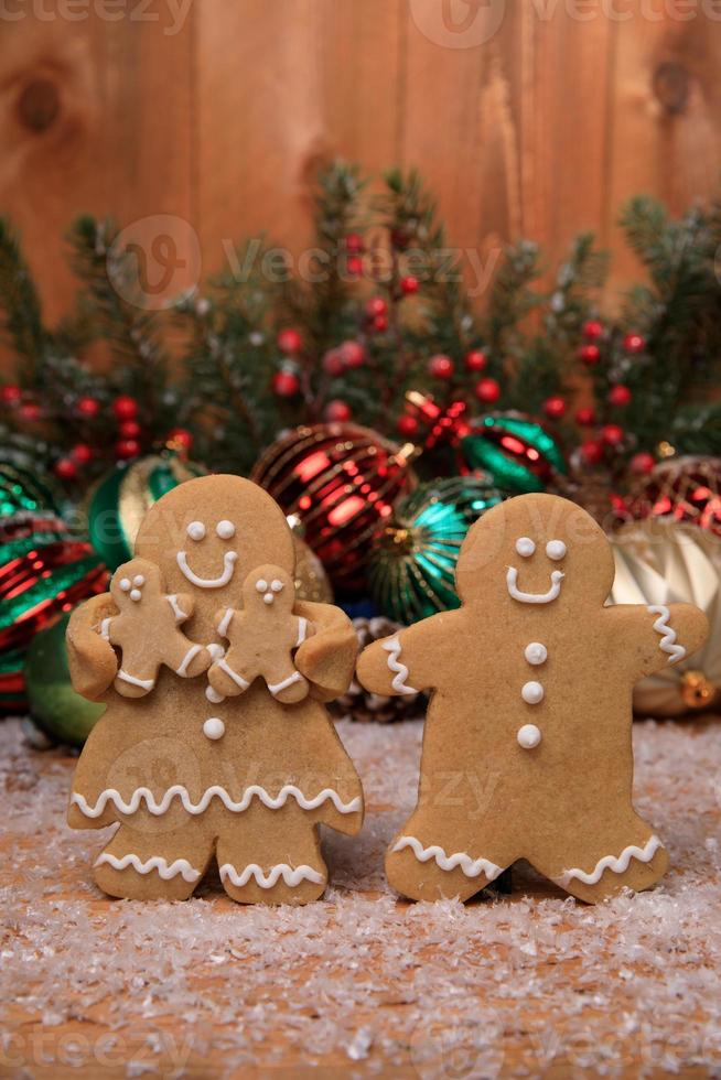 familie van peperkoeken met 2 kinderen op vakantie kerst achtergrond foto