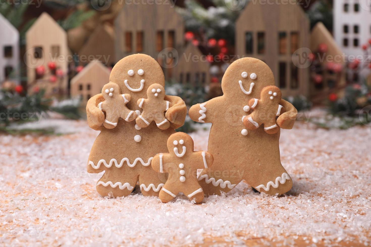 schattige peperkoek moeder vader en kinderen met een vrolijk kerstfeest foto