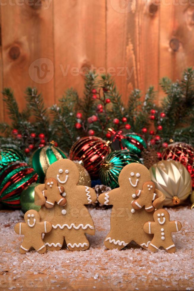 familie van peperkoeken met 4 kinderen op vakantie kerst achtergrond foto