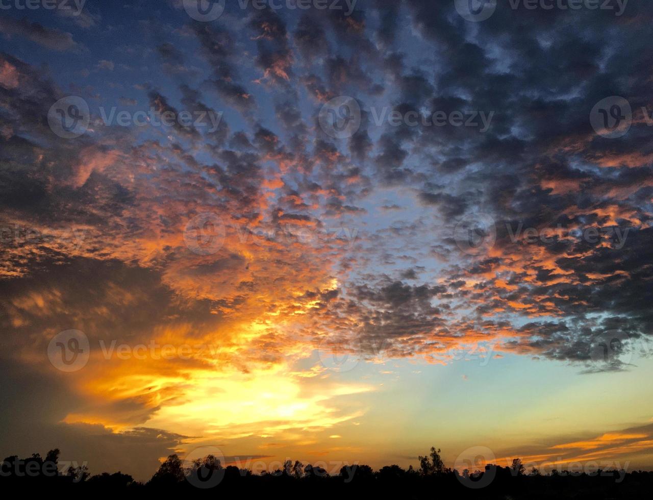 kleurrijke lucht met wolken 's avonds foto