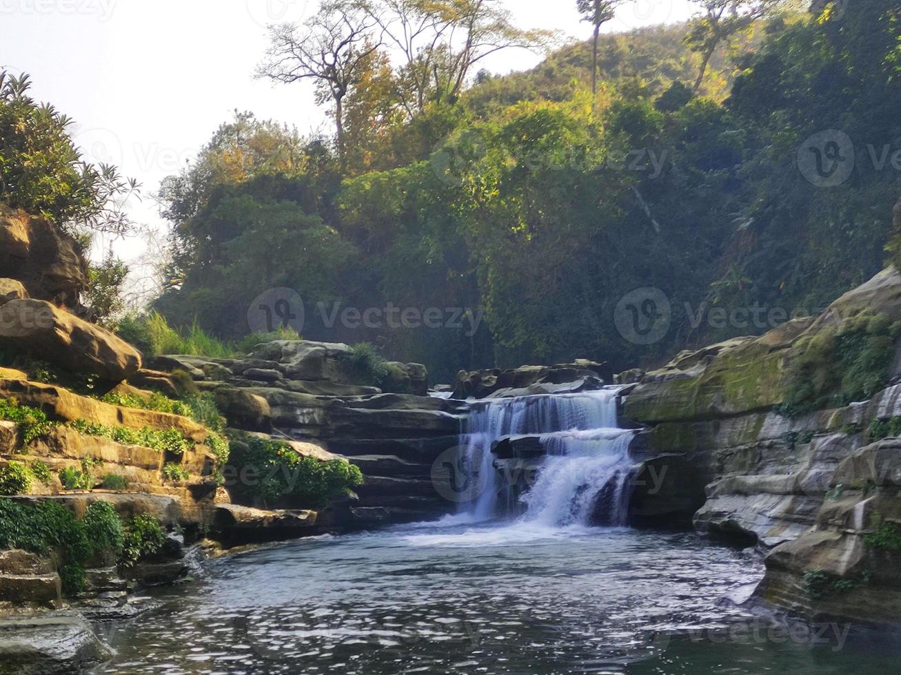 watervallen met in de bergen met kleurrijke natuur foto