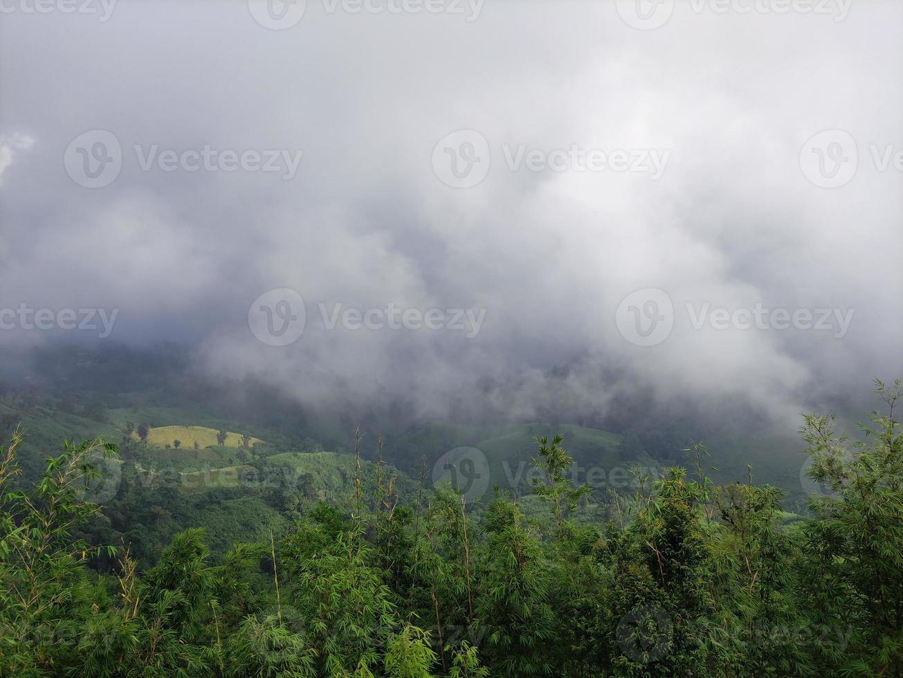 lucht met wolken in de heuvel foto