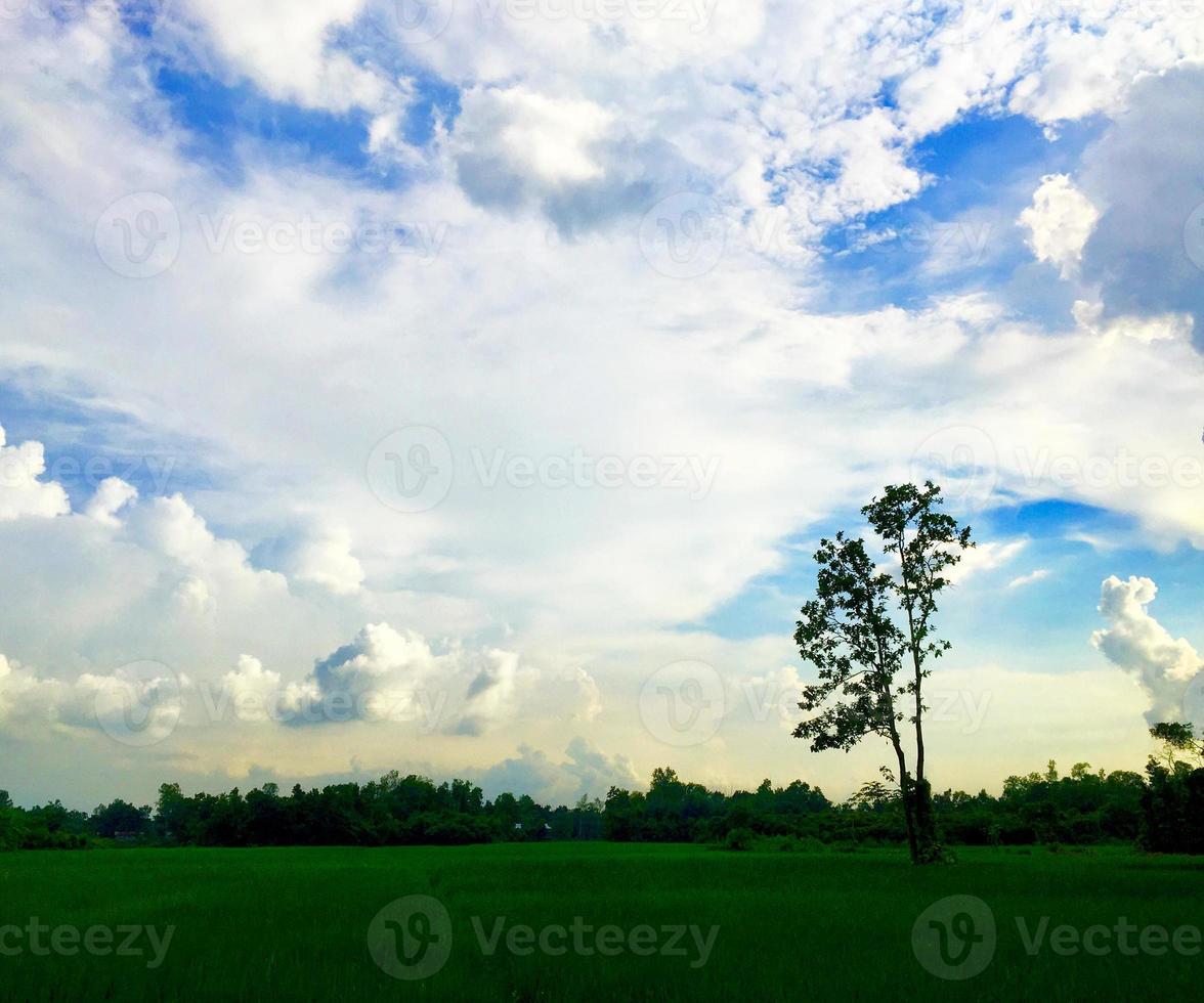 lucht met wolken natuurfotografie in het dorp foto