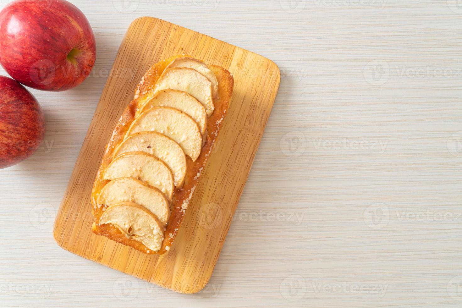 Appelbrood verkruimeld op een houten bord foto