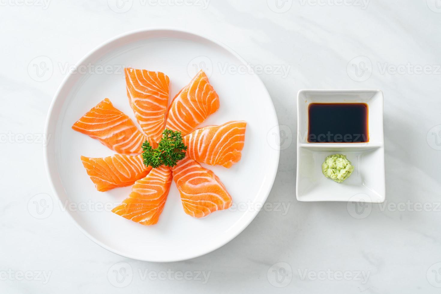verse zalm rauwe sashimi op bord foto