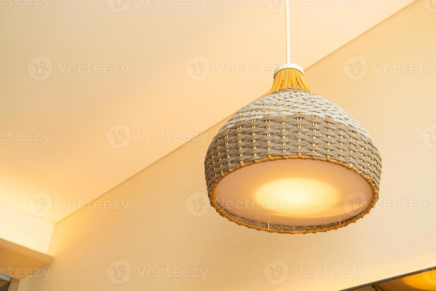 close-up mooie rieten lamp met verlichting foto